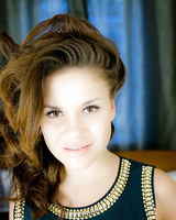 Amateur chick Emma Brown unzips to pose for nude modeling session