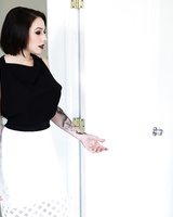 Tattooed chick Harlow Harrison shaves her head before sex with 2 guys