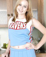 Amateur solo girl Mae Lynn releases her girl parts from cheerleader outfit