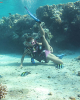 Raunchy blonde slut Nikky spreads her orgasmic pussy underwater