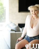 Cute plumper Velvet Rain removes jeans shorts from her big ass and bald pussy