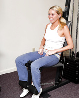 Sporty blonde babe taking off her outfit and toying her cunt in the gym