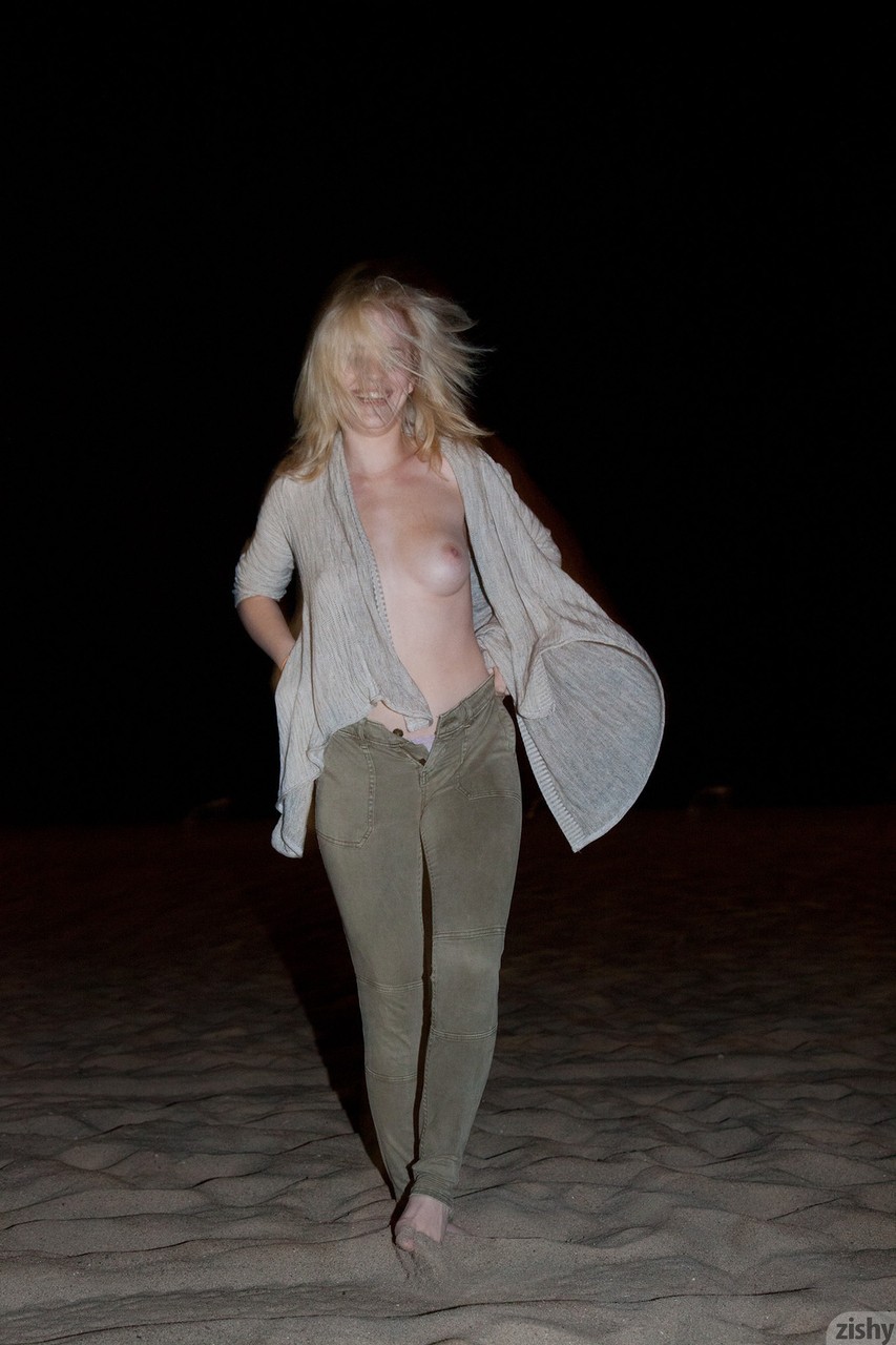 Amateur blonde babe Catie Parker shows her tits while at the beach