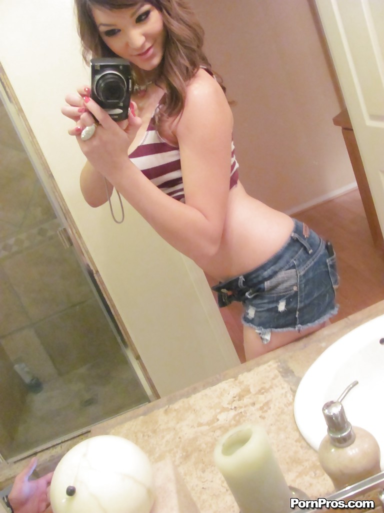 Ex-girlfriend Holly Michaels exposing big natural tits while taking selfies