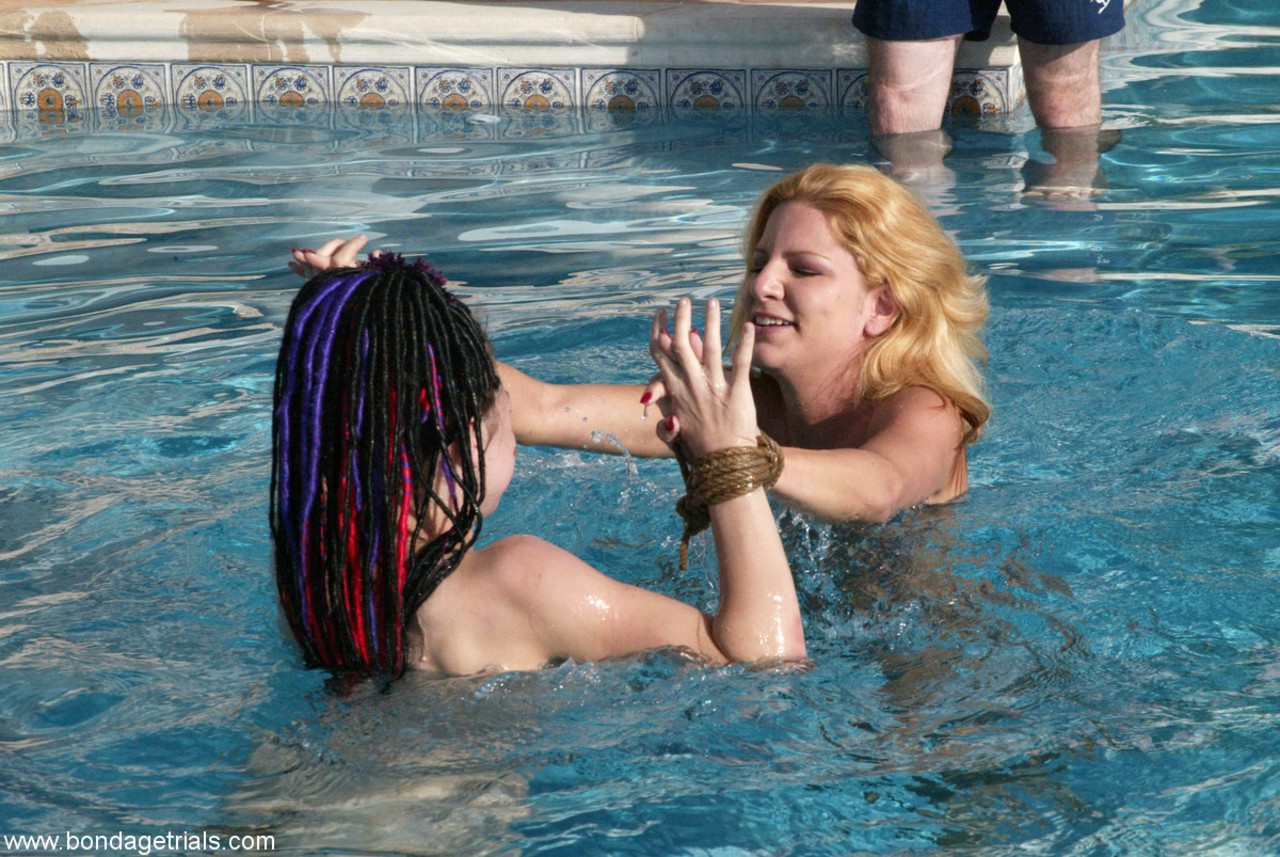 Jenni Lee & Mallory Knots try to avoid drowning while being bound together