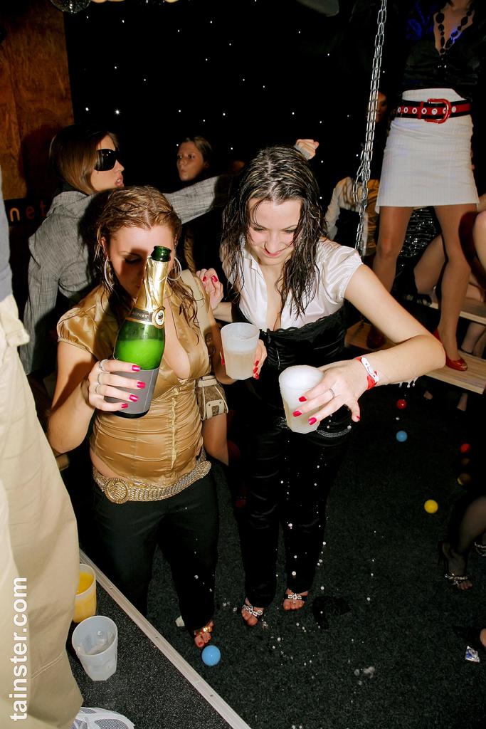 Drunk chicks douse themselves in champagne before sucking cock in nightclub