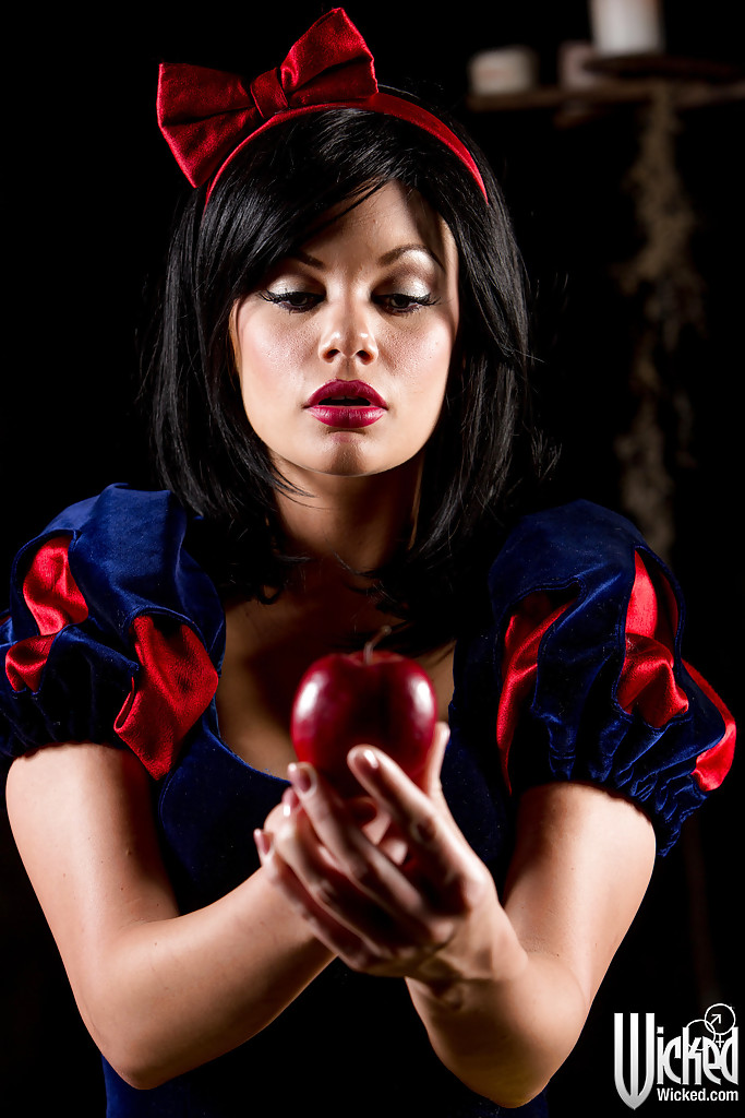 Curvy Snow White - Brunette babe Jessica is a cosplay milf with big tits and ...