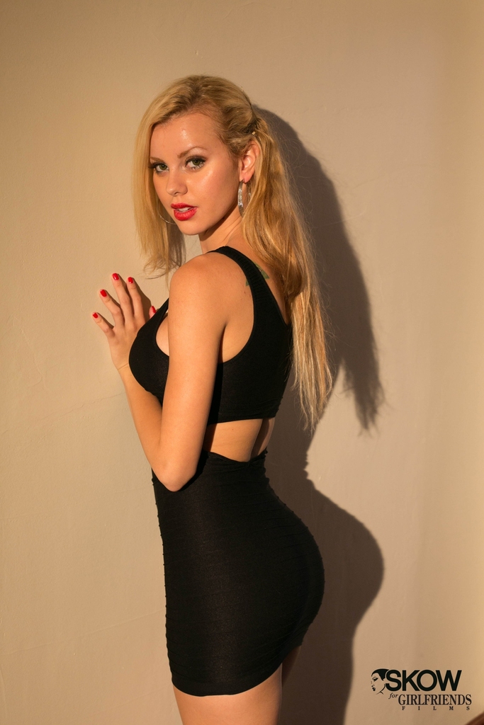 Blonde Latina model Jessie Rogers ditches her little black dress to pose nude