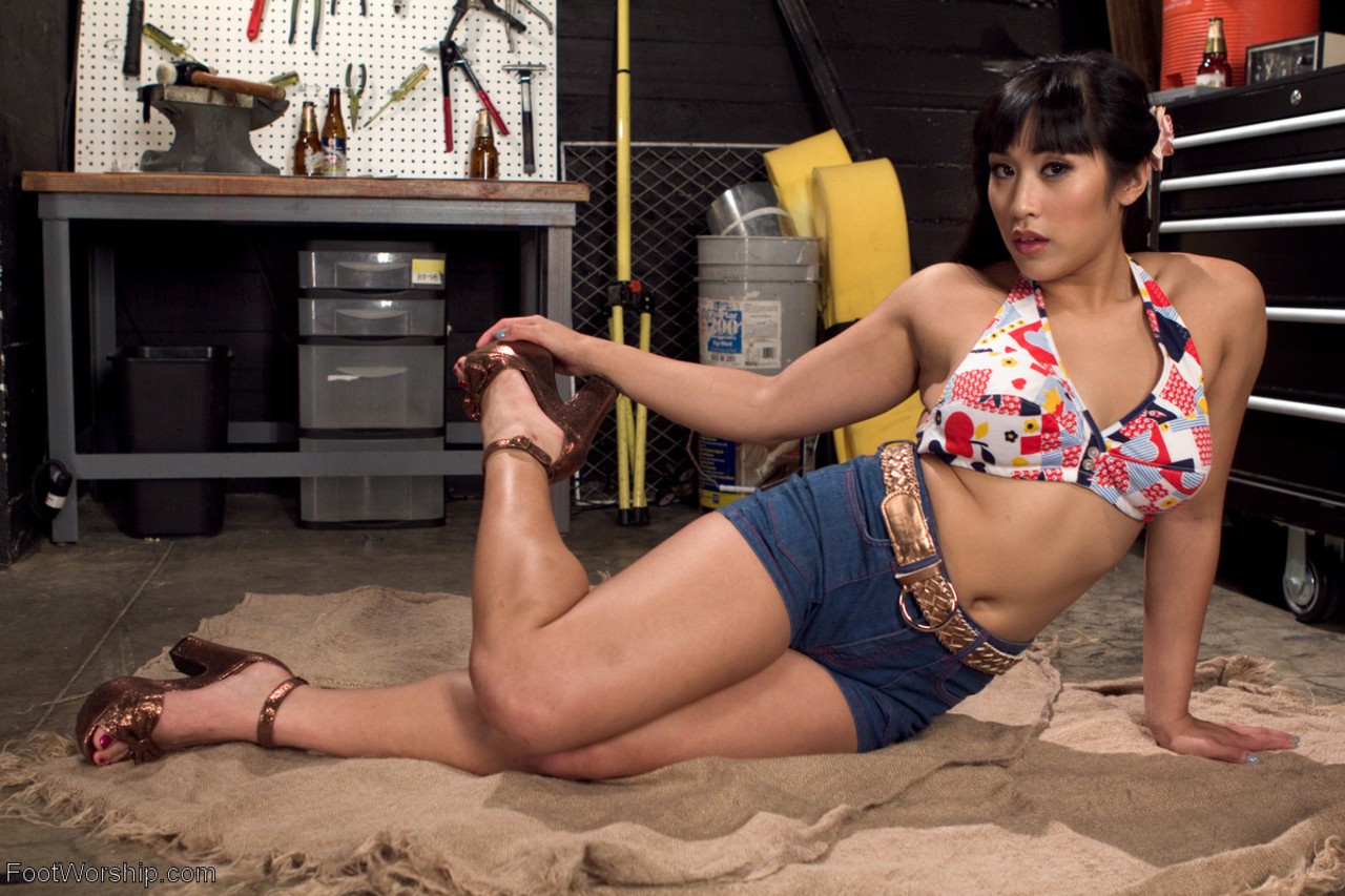 Asian chick Mia Li gets down on shop floor and displays her splayed toes