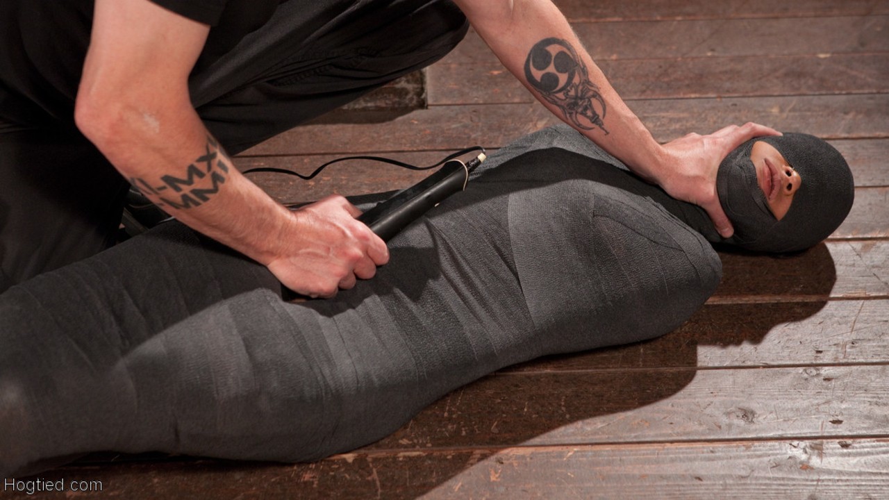 Kinky Skin Diamond goes through with mummification during her BDSM session