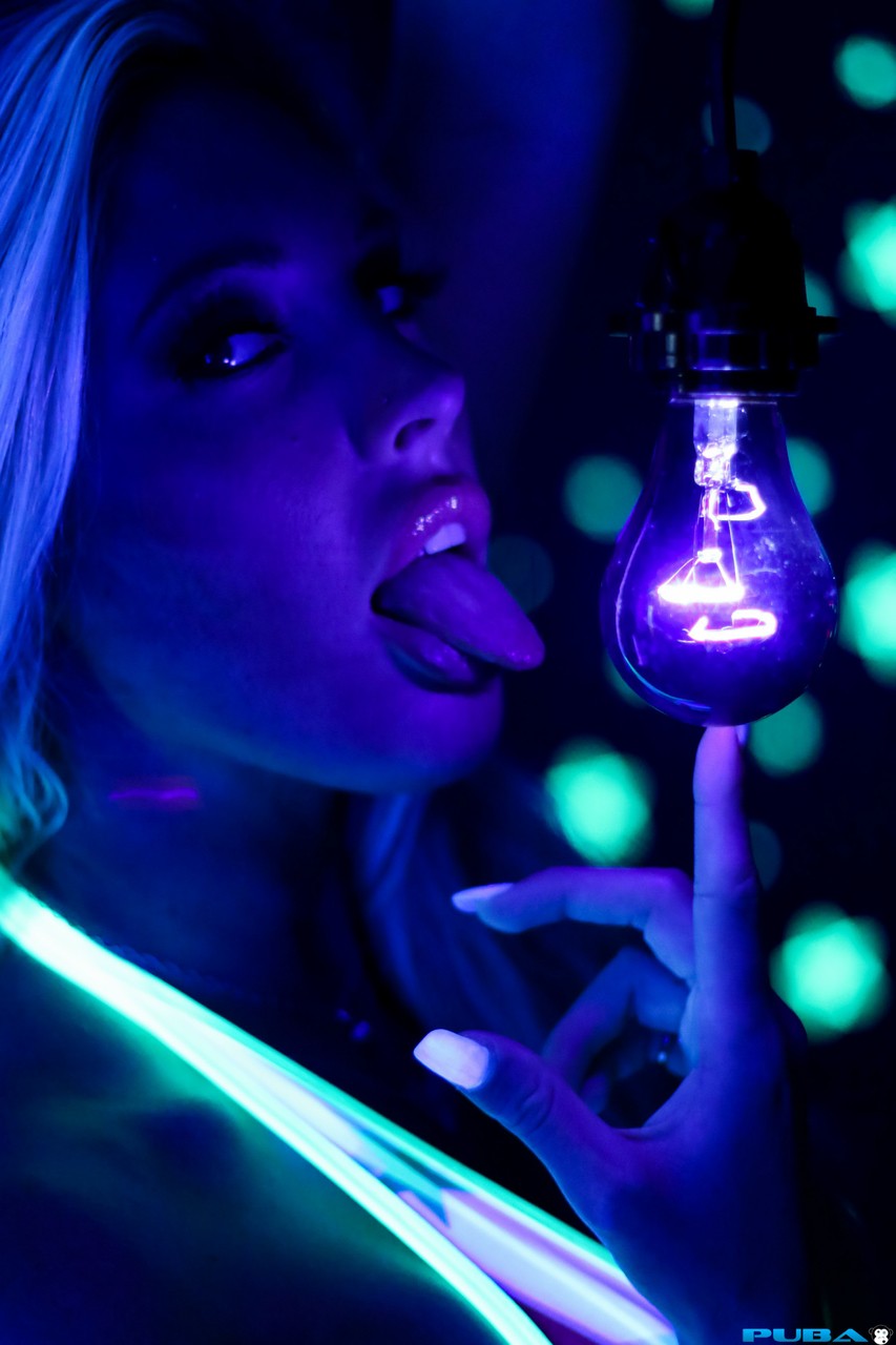 Babes with stunning faces Samantha Saint and Kaylani Lei in blue light room