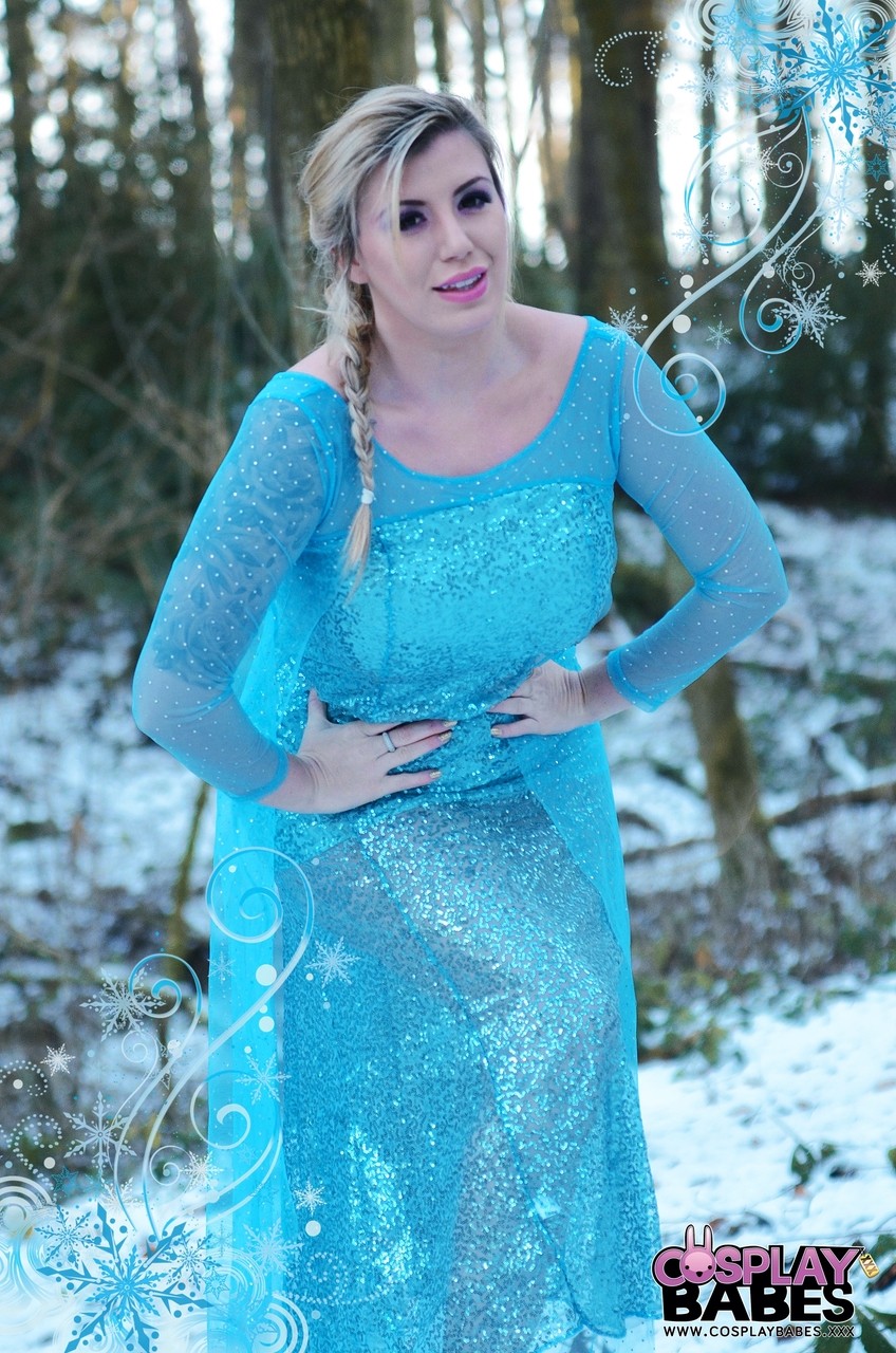 Yuffie Yulan cosplays Elsa from Frozen while displaying her big tits outdoors