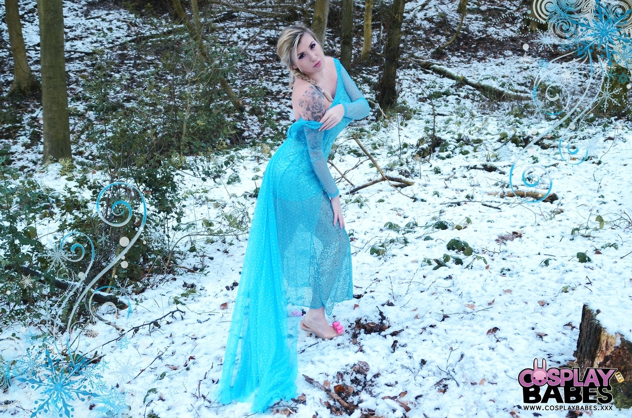 Yuffie Yulan cosplays Elsa from Frozen while displaying her big tits outdoors
