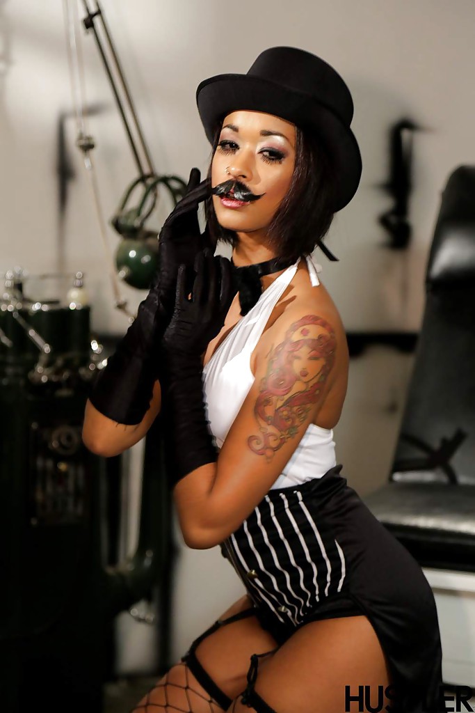 Ebony pornstar Skin Diamond strutting in vintage hat and long gloves