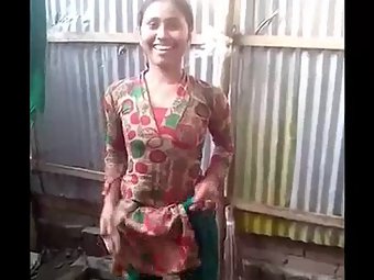 Teen Porn Sexy Indian Village Girl Open Air Shower | DixyPorn.com