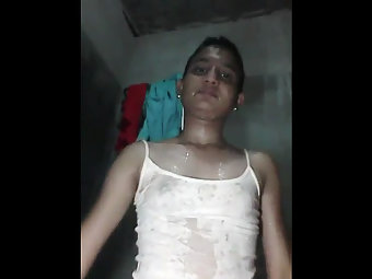 Bangladeshi XXX Porno Sexy Girl Bushra Bathing | DixyPorn.com