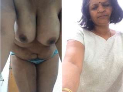 Mature Desi hottie with thick thighs and big boobs recording XXX action today
