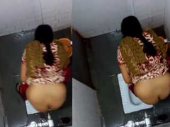 Hot XXX video captured by a hidden camera as a busty Desi aunty is pissing