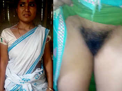 Mature Desi woman with a fit body got naked and showed her hairy XXX to her bf