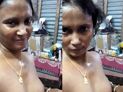 Busty Desi aunty with great boobs and a great figure records XXX video for bf