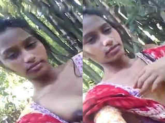 XXX selfie captured on video by a slender Desi girl that has sexy lips