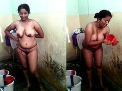 Sexy Mallu aunty is bathing her massive natural boobs like the XXX Des she is